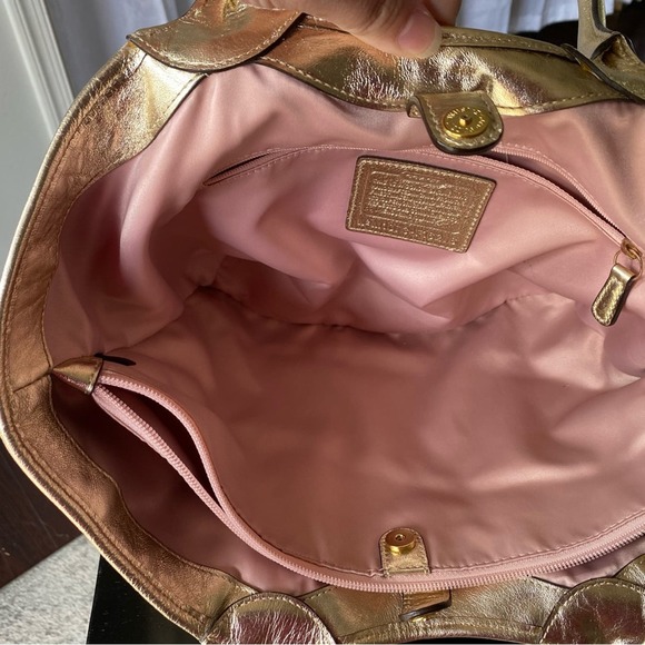 COACH Bleeker tote in signature floral EUC absolutely gorgeous inside and out - Picture 10 of 16